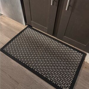 Black and White Geometric Pattern Rug